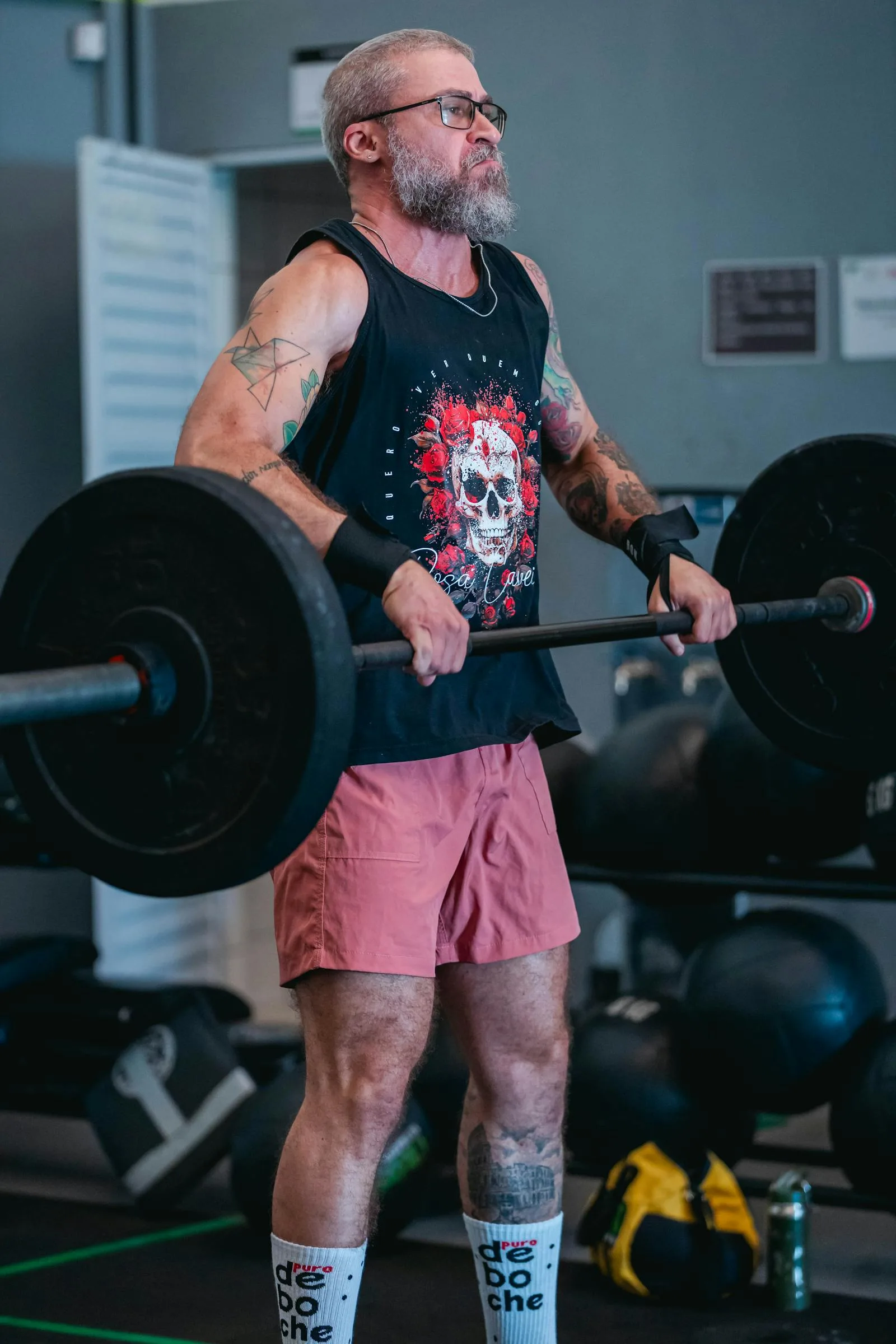 Barbell lift in a gym used for hinge and setup discussion.